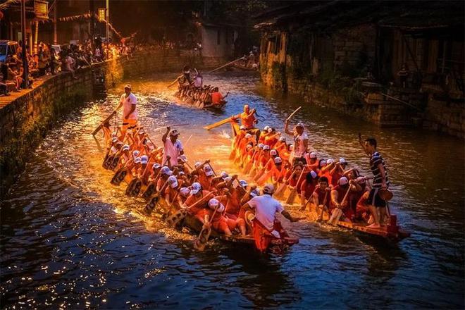 传统龙舟赛：水上划桨的民族荣耀的简单介绍
