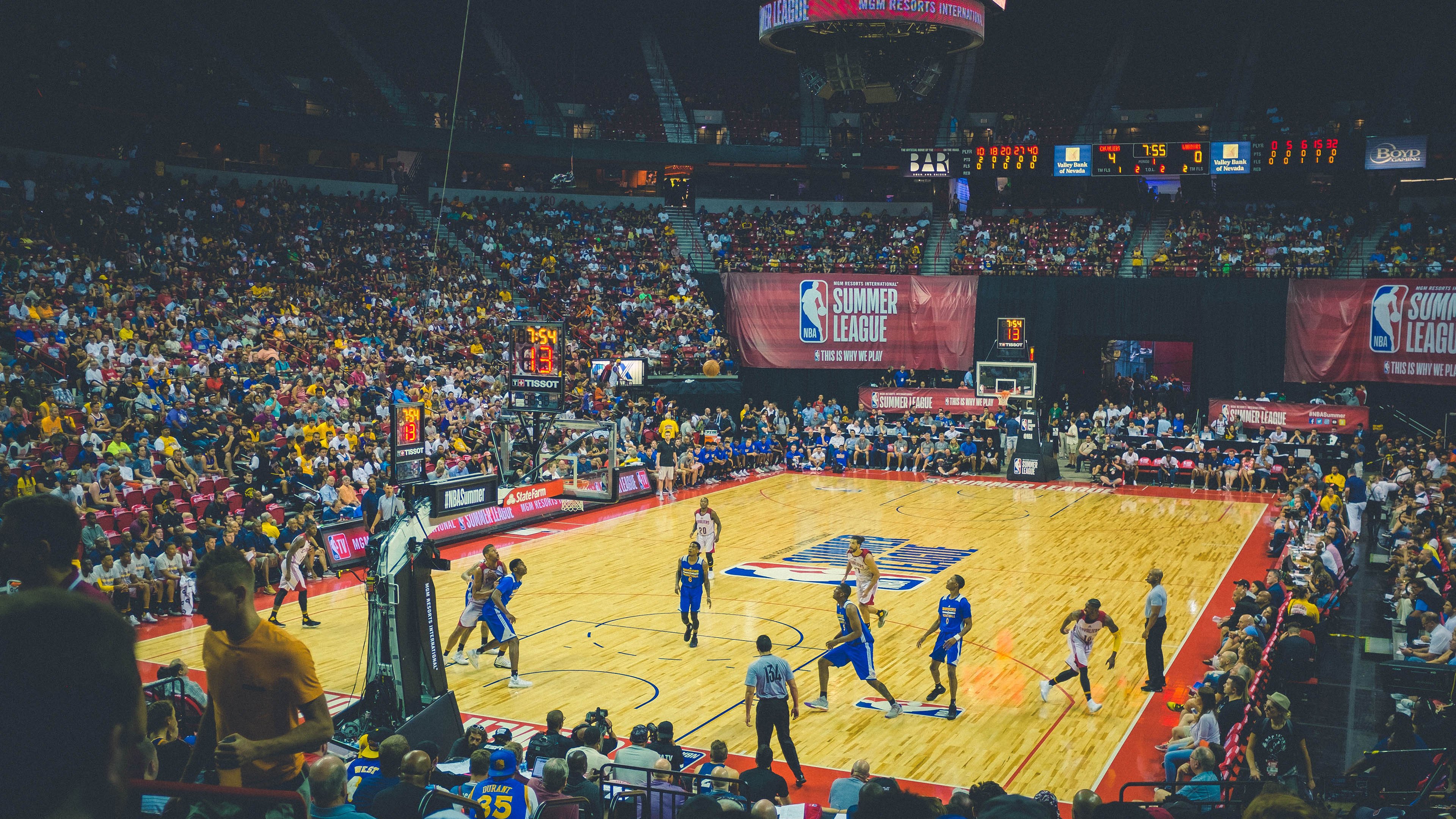 “校园足球逐步走向多样化，青少年全面发展”，校园足球如何发展